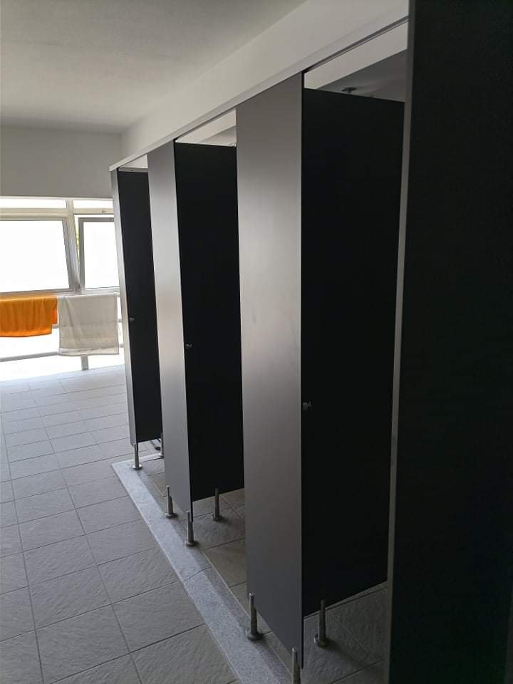 Cabines de toilettes pour espaces publics et professionnels. Cloisons de 8 mm épaisseur.