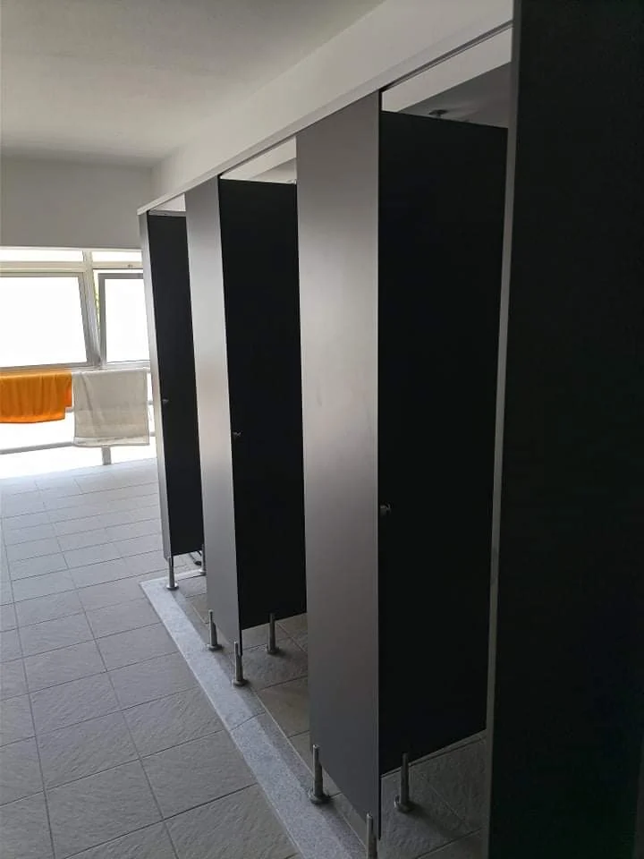 Cabines de toilettes pour espaces publics et professionnels. Cloisons de 8 mm épaisseur.