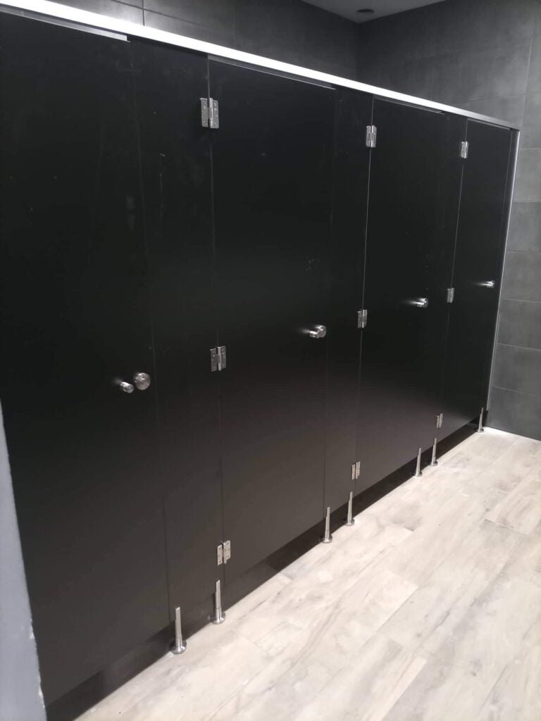 Mise en place de cabines vestiaires collectives pour les collectivités fabriqués par Le Mobilier Stratifié