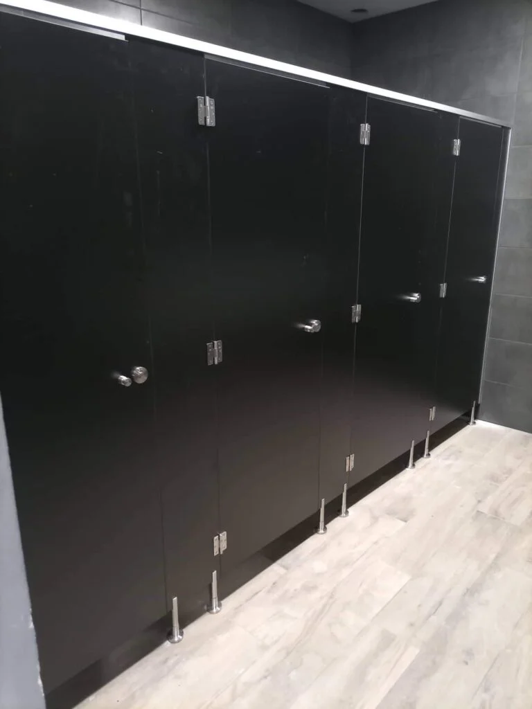 Mise en place de cabines vestiaires collectives pour les collectivités fabriqués par Le Mobilier Stratifié