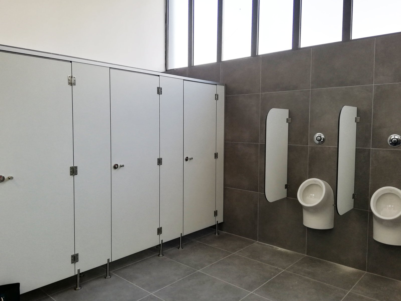 Cabines sanitaires collectives stratifiées, réalisation Le Mobilier Stratifié