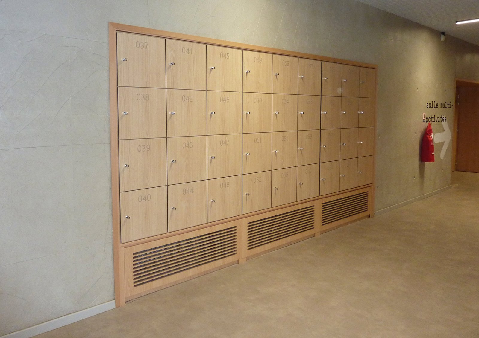Casier vestiaire milieu humide en stratifié compact HPL — Le Mobilier Stratifié