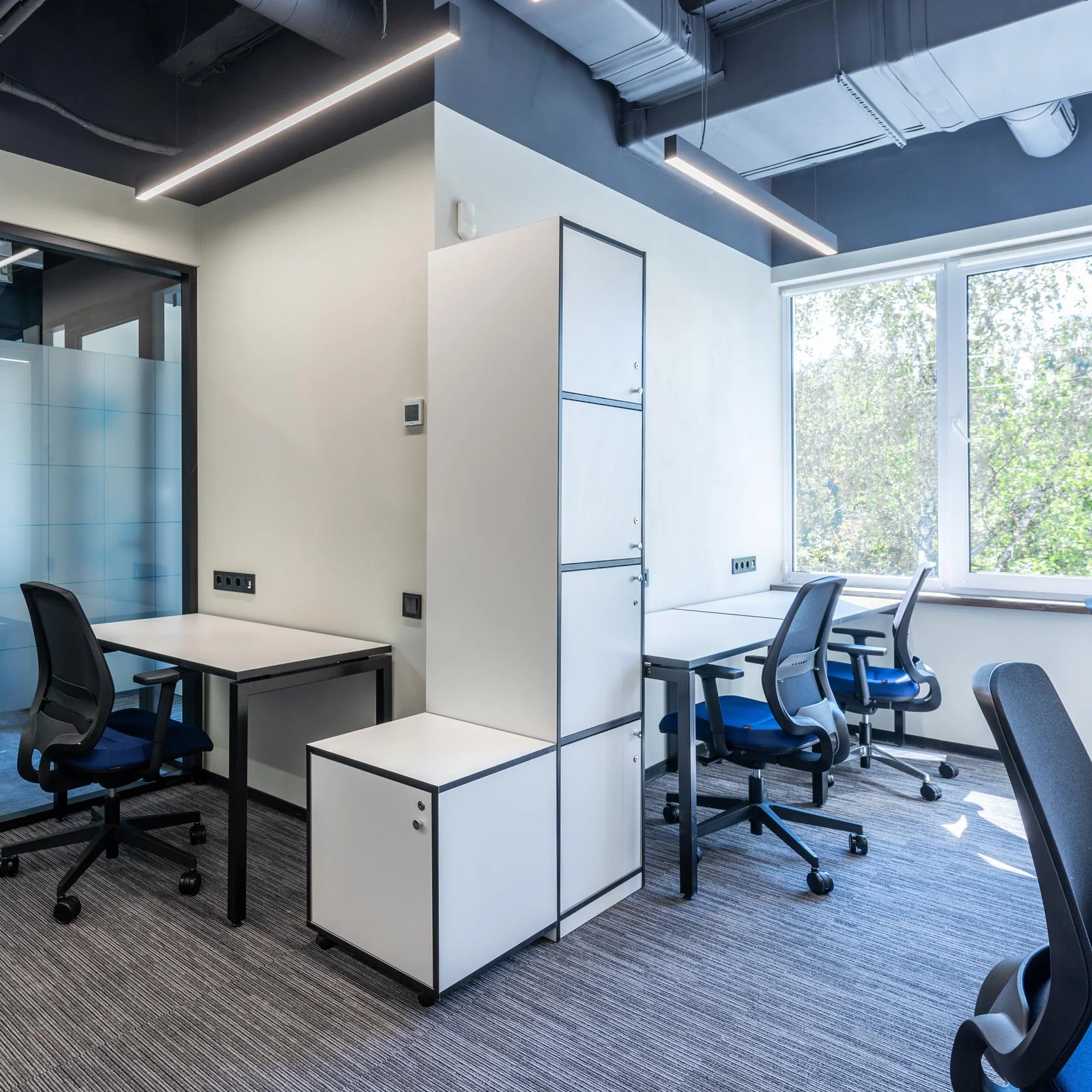 Installation d'une armoire stratifiée sur mesure par le fournisseur LMS