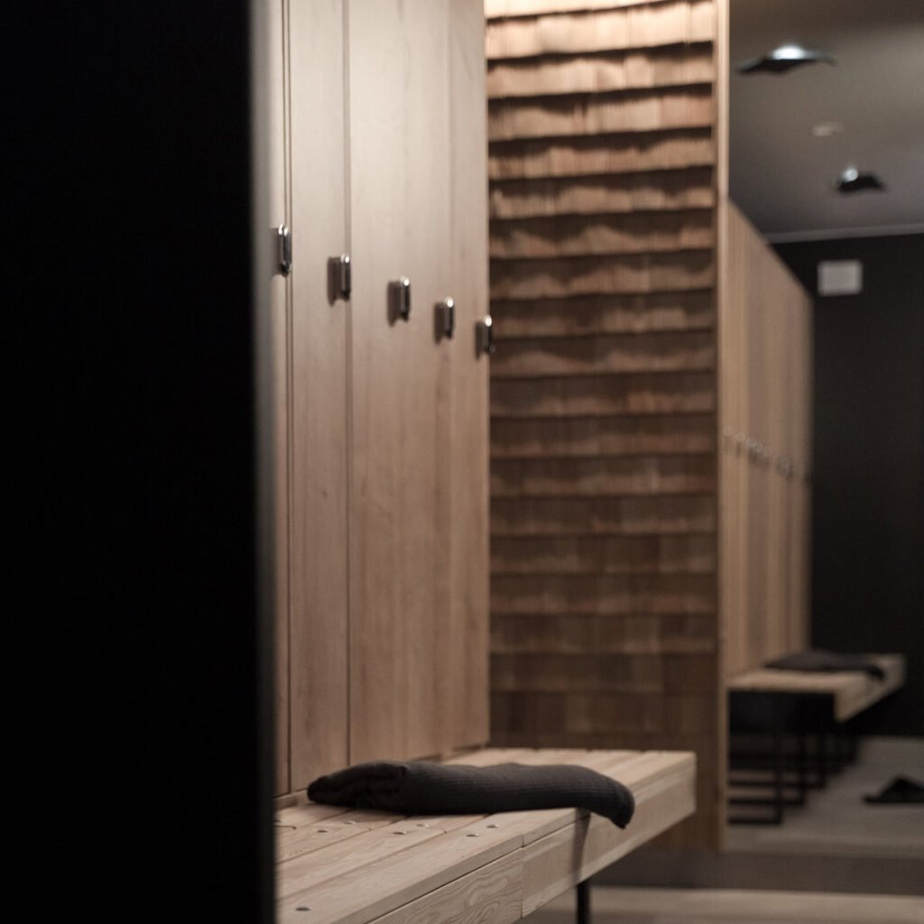 Aménagement des vestiaires piscines par Le Mobilier Stratifié
