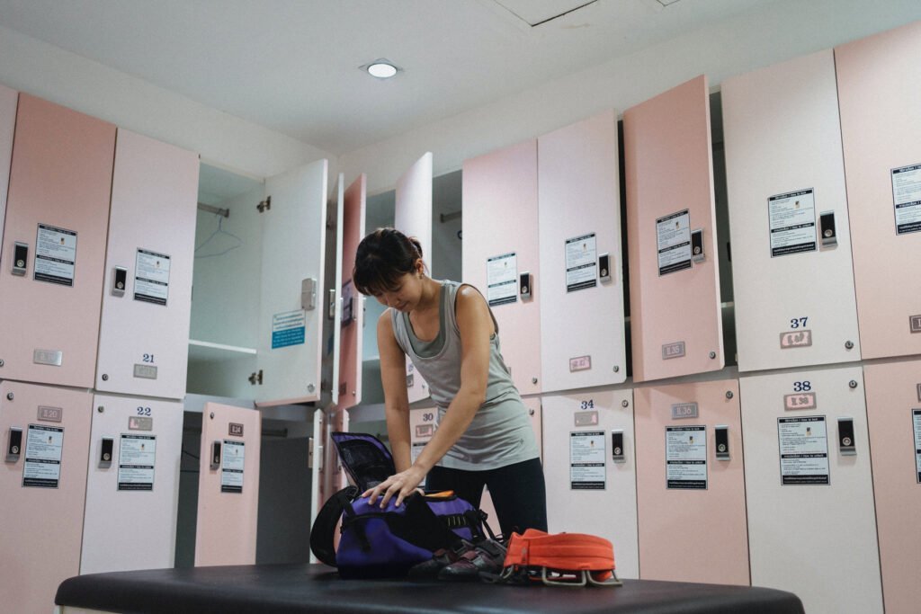 Le Mobilier Stratifié aménageur des cabines vestiaires piscines pour les collectivités