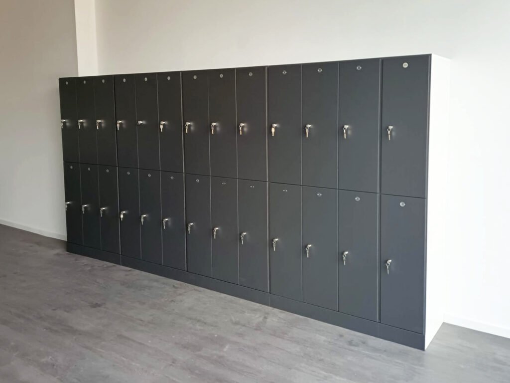 Installation de casier vestiaire mélaminé par Le Mobilier Stratifié