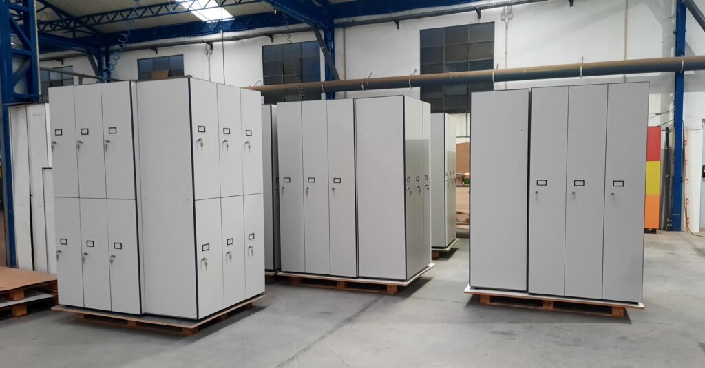 Conception de vestiaires consignes en bois stratifié HPL pour un professionnel tertiaire