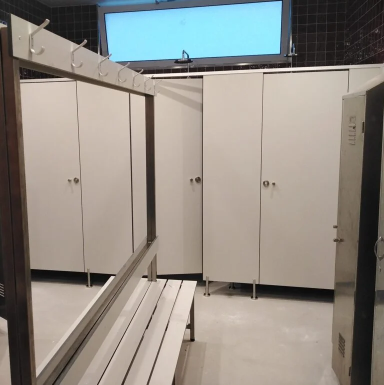 L’expert Le Mobilier Stratifié aménageur des espaces vestiaires humides.