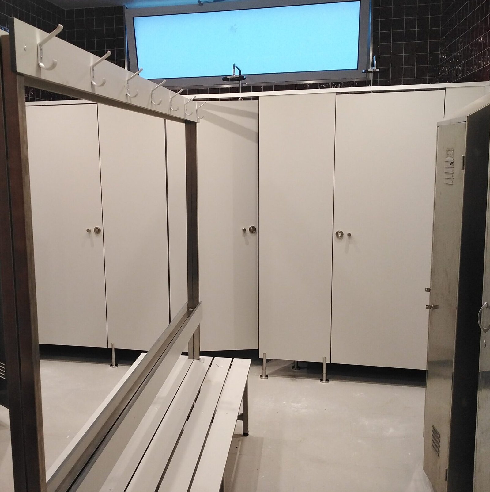 Pourquoi choisir Le Mobilier Stratifié pour l’aménagement de vos vestiaires humides ?