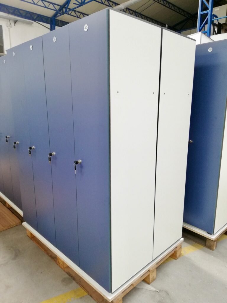 Casiers vestiaires stratifiés bleus et blancs pour entreprise, robustes et sécurisés avec serrures, optimisant l'espace de rangement professionnel