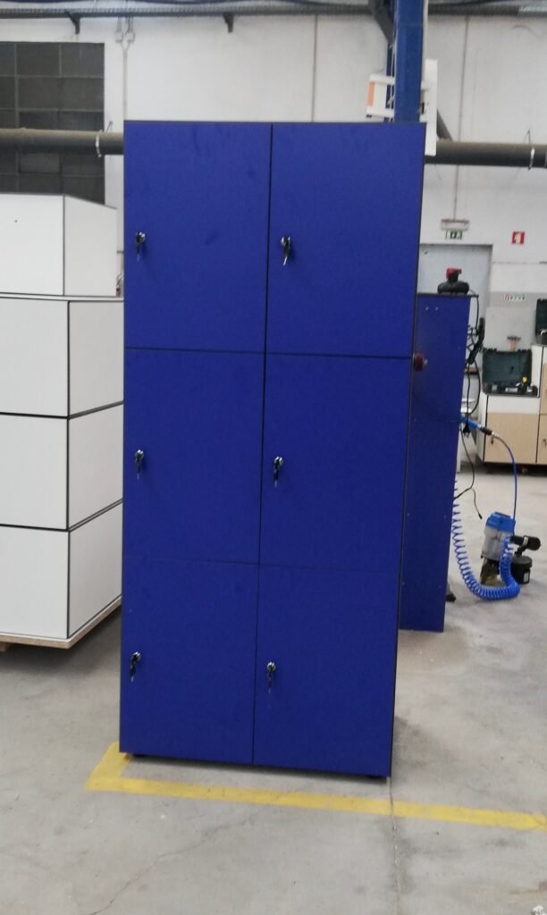 Casiers vestiaires bleus en stratifié compact dans un environnement industriel, illustrant la durabilité et le design moderne par rapport aux casiers métalliques