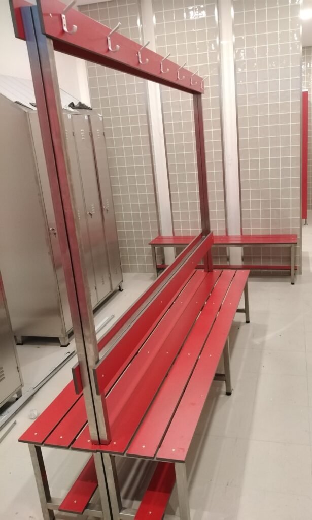 Vestiaires collectifs : banc en bois ou stratifié ? Comparaison des avantages pour un choix optimal