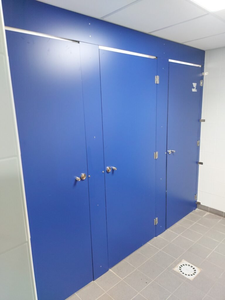 Portes de cabines douches vestiaires en matériau antibactérien bleu, design moderne et hygiénique pour espaces collectifs professionnels