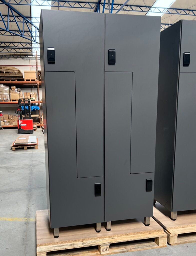 Casiers vestiaires en stratifié compact HPL sur mesure installés dans un vestiaire professionnel collectif — Le Mobilier Stratifié