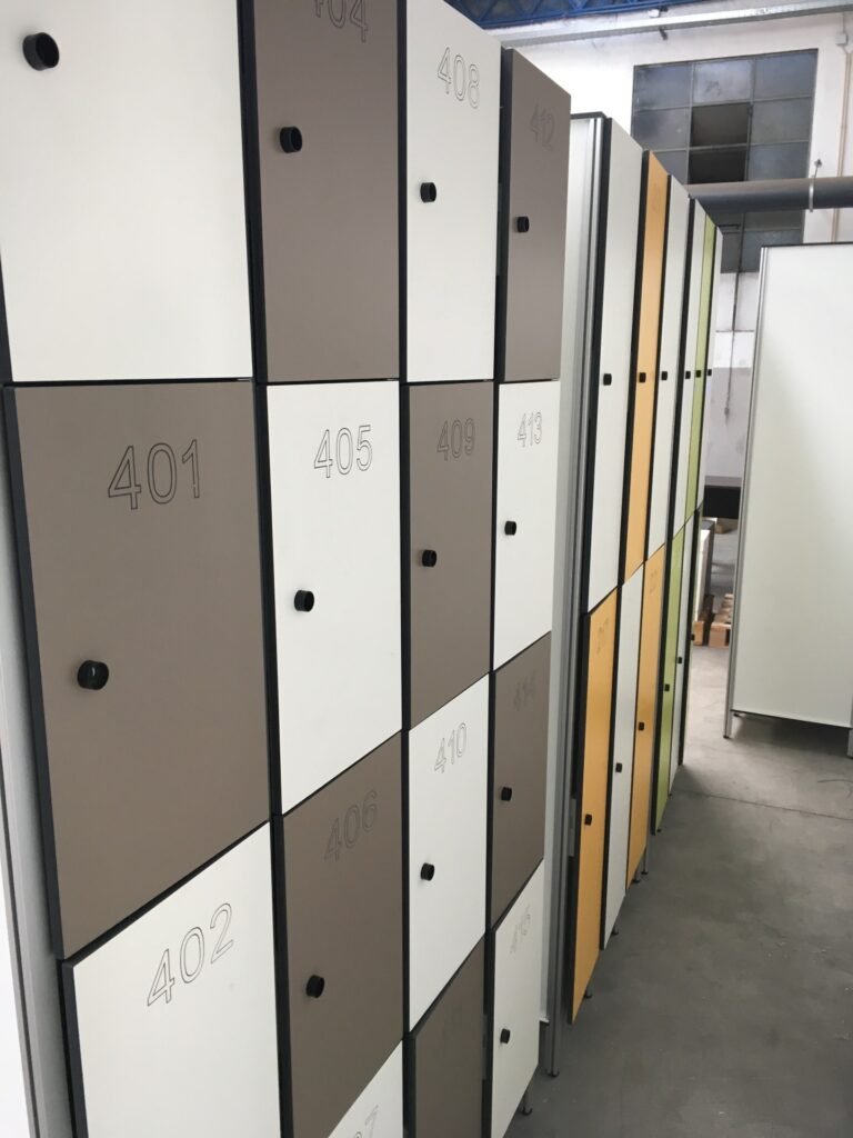 Casiers vestiaires HPL bicolores numérotés blanc et taupe avec renforts aluminium — fabricant LMS