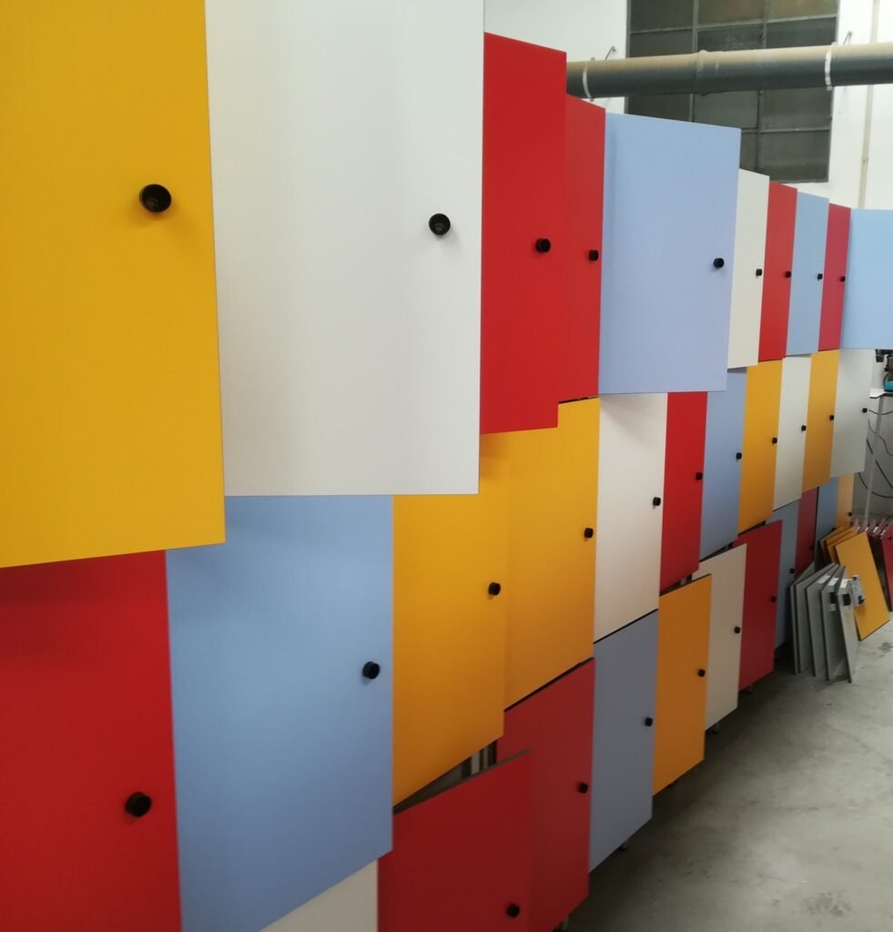 Fabrication casiers vestiaires HPL sur mesure en atelier — portes multicolores stratifié compact LMS