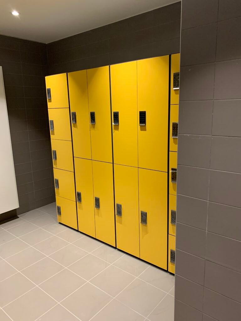 Casiers vestiaires stratifiés HPL jaune serrure à code — installation sur mesure espace collectif professionnel