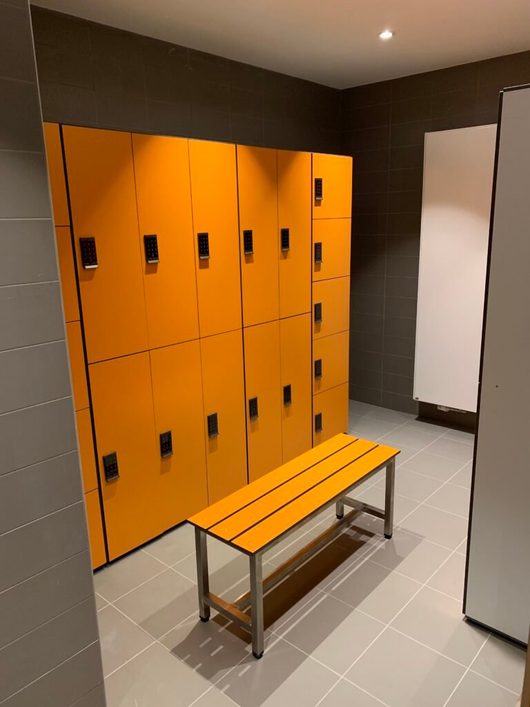 Casiers vestiaires HPL orange serrure à code avec banc stratifié — aménagement salle de sport sur mesure LMS