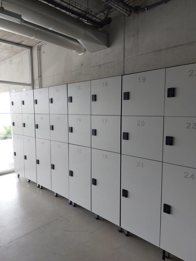 Casiers connectés HPL blancs serrure à code numérique — aménagement vestiaire open space entreprise