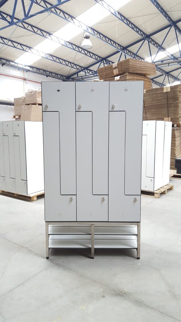 Casier vestiaire stratifié 3 colonnes configuration 2PL portes numérotées 27 à 32, sur pieds surélevés avec rangement inférieur, atelier LMS