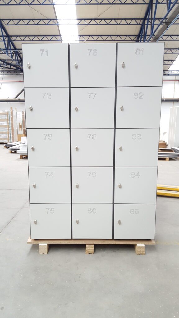 Casier vestiaire stratifié 3 colonnes 5 portes numérotées 71 à 85, finition blanche, atelier de fabrication Le Mobilier Stratifié