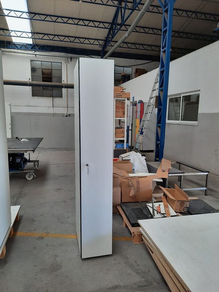 Casier vestiaire compact 1 colonne 1 porte finition blanche, atelier de fabrication Le Mobilier Stratifié