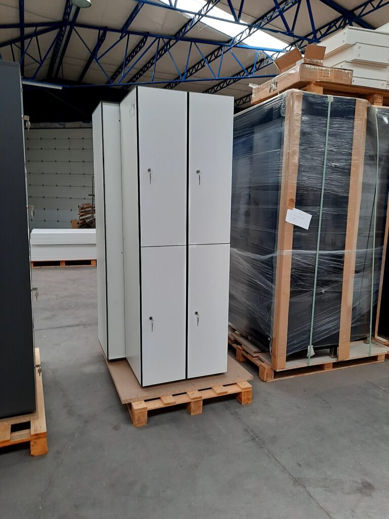 Casier vestiaire stratifié 2 colonnes 2 portes (2C2P) finition grise, atelier de fabrication Le Mobilier Stratifié
