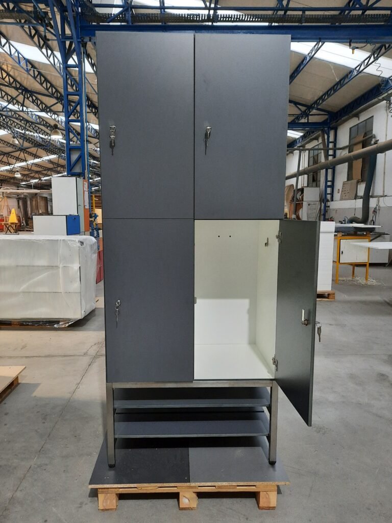 Casier vestiaire stratifié 2 colonnes 2 portes (2C2P) finition anthracite sur pieds surélevés avec étagères de rangement inférieures, atelier Le Mobilier Stratifié