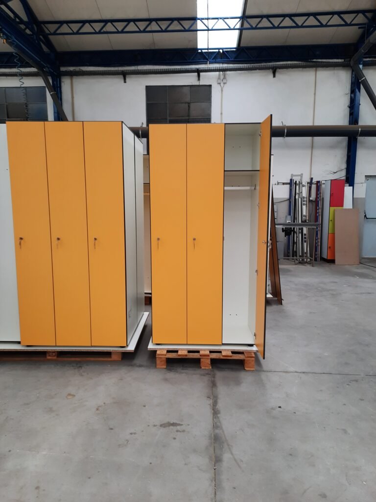 Casiers vestiaires stratifiés 1 colonne 3 portes finition orange, un modèle ouvert montrant étagère et tringle, atelier LMS