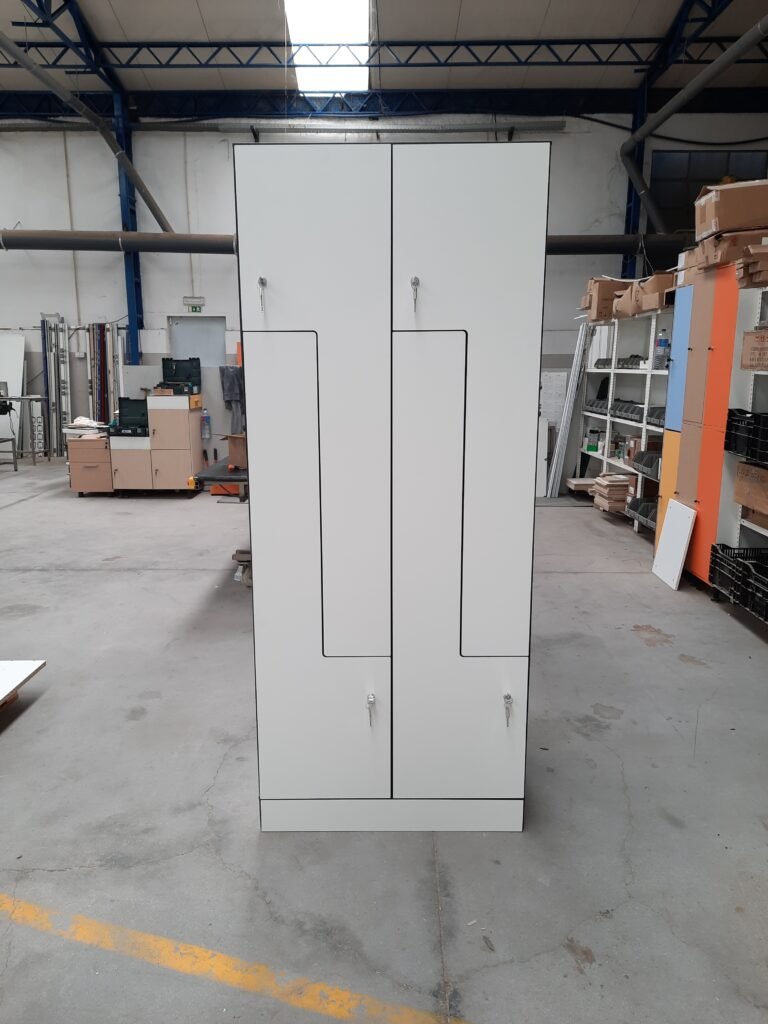 Casier vestiaire stratifié 2 colonnes configuration 2PL portes en L, finition grise, atelier de fabrication Le Mobilier Stratifié