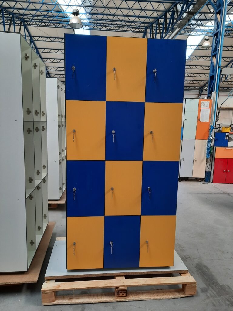 Casier vestiaire stratifié 3 colonnes 4 portes motif damier bleu et orange, atelier de fabrication Le Mobilier Stratifié