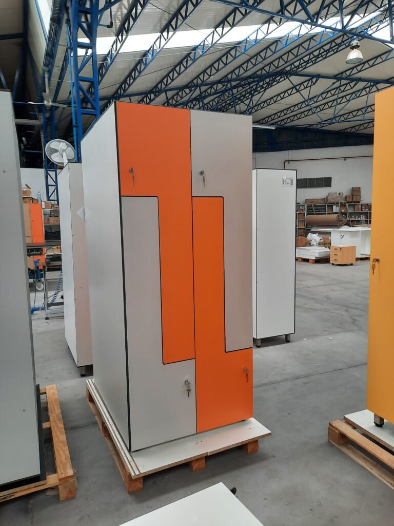 Casier vestiaire stratifié 2 colonnes 2PL portes en L finition grise et orange, atelier Le Mobilier Stratifié