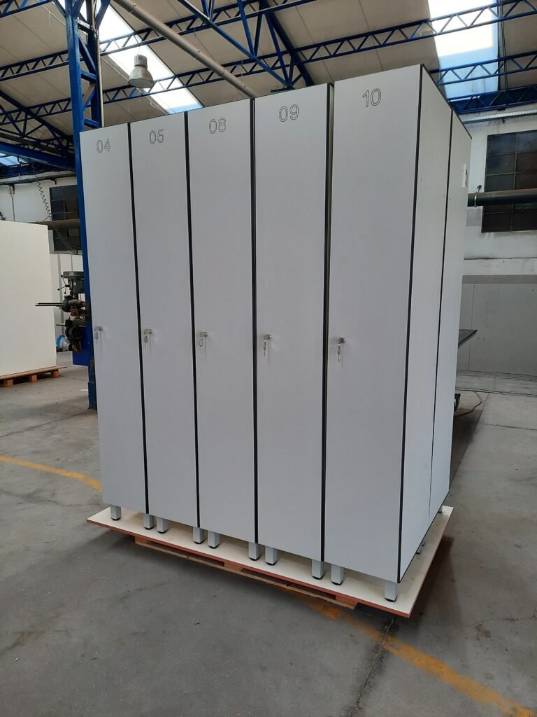 Batterie de casiers vestiaires stratifiés multi-colonnes 1 porte par colonne, portes numérotées, finition grise, atelier Le Mobilier Stratifié