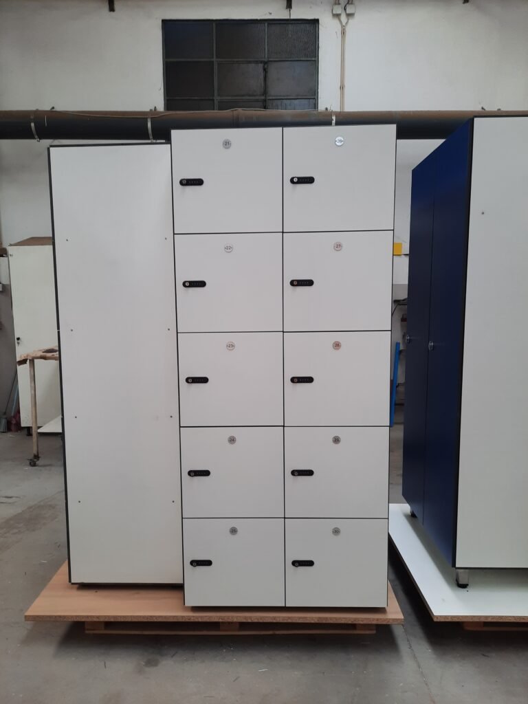 Casier vestiaire stratifié 2 colonnes 5 portes numérotées 21 à 30 avec serrures à code, finition grise, atelier Le Mobilier Stratifié
