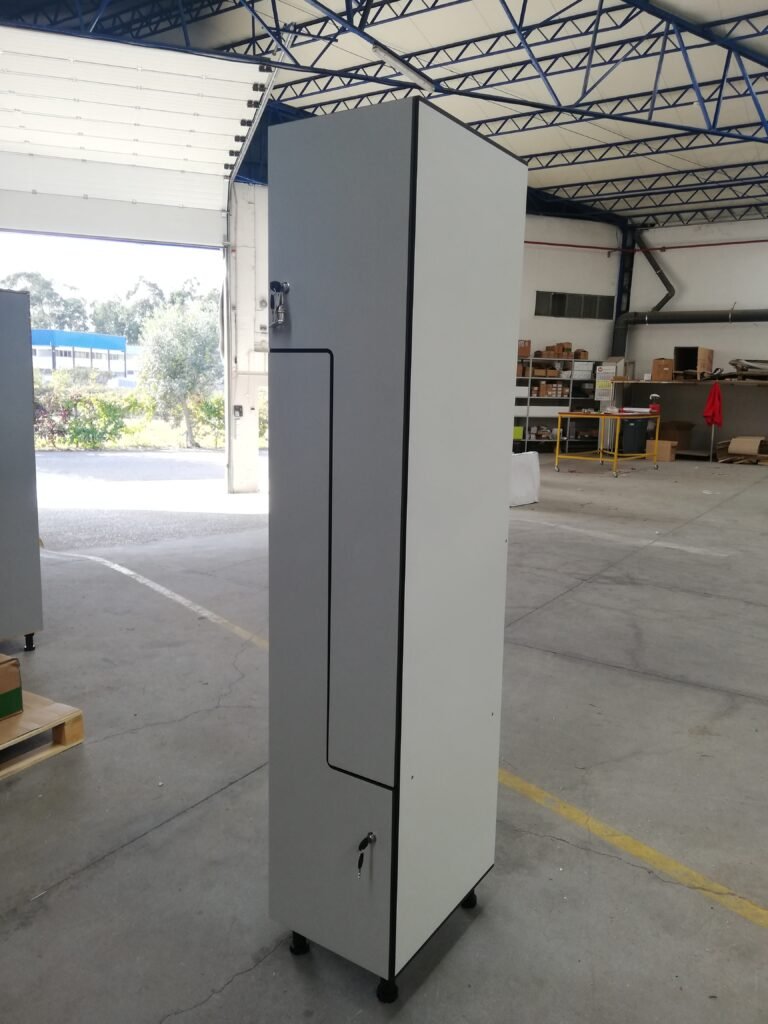 Casier vestiaire compact 1 colonne configuration 2PL portes en L gain de place, finition grise, atelier de fabrication Le Mobilier Stratifié