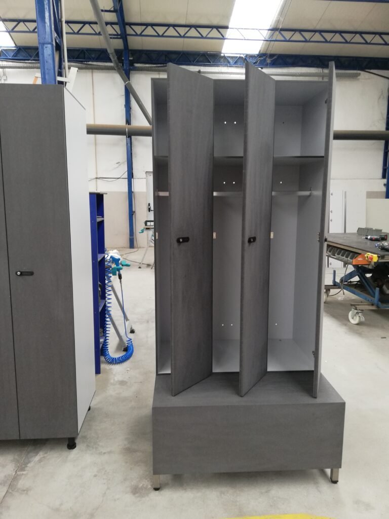 Casier vestiaire stratifié 2 colonnes 1 porte ouvert montrant étagère et tringle intérieures, atelier Le Mobilier Stratifié