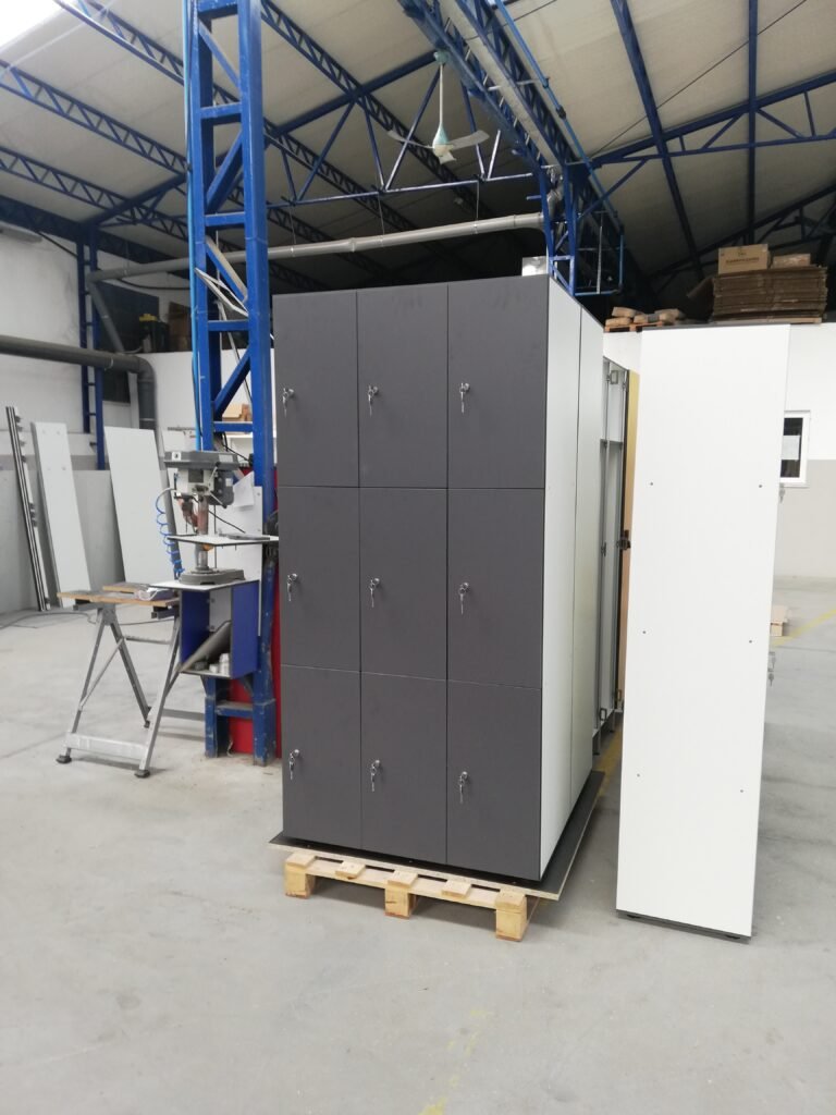 Casier vestiaire stratifié 3 colonnes 3 portes finition anthracite et blanche, atelier de fabrication Le Mobilier Stratifié