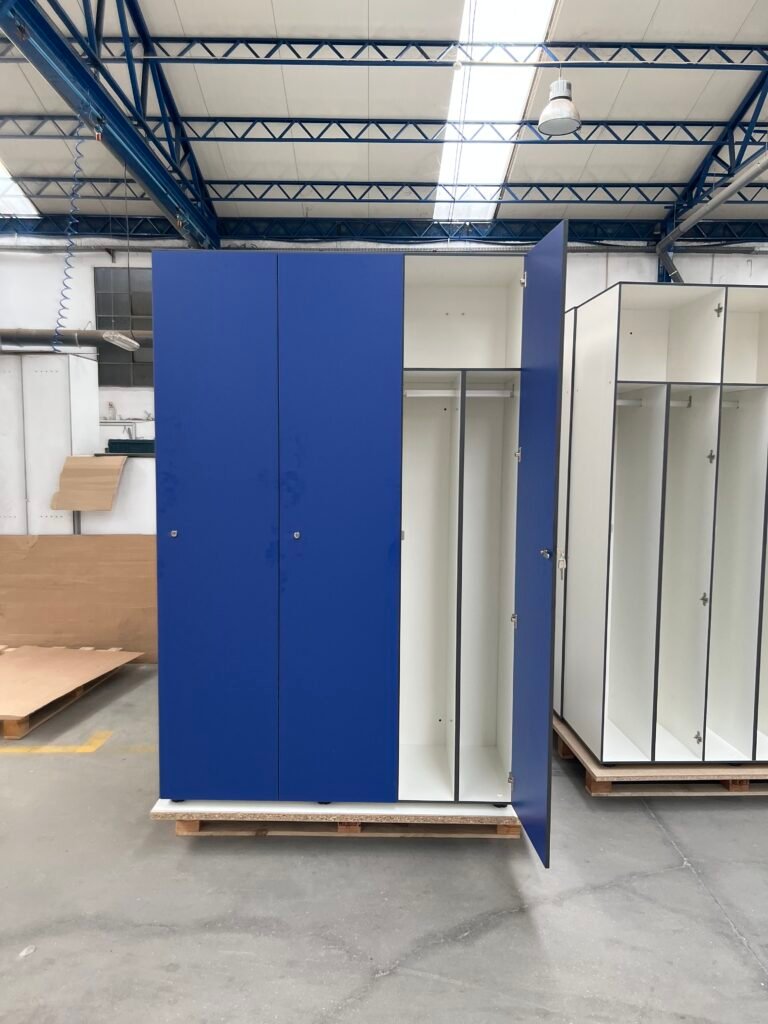 Casier vestiaire stratifié 3 colonnes 1 porte finition bleue, porte ouverte montrant tringle intérieure, atelier Le Mobilier Stratifié