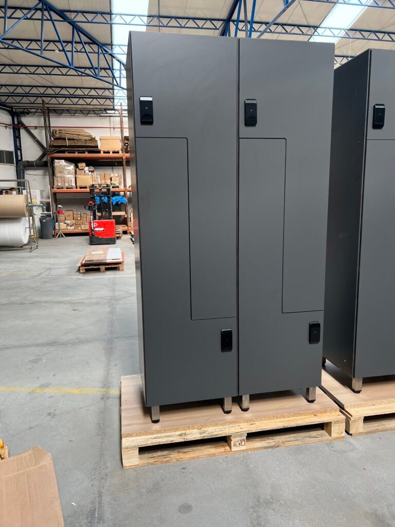 Casier vestiaire stratifié 2 colonnes 2PL finition anthracite avec serrures électroniques à code, atelier Le Mobilier Stratifié