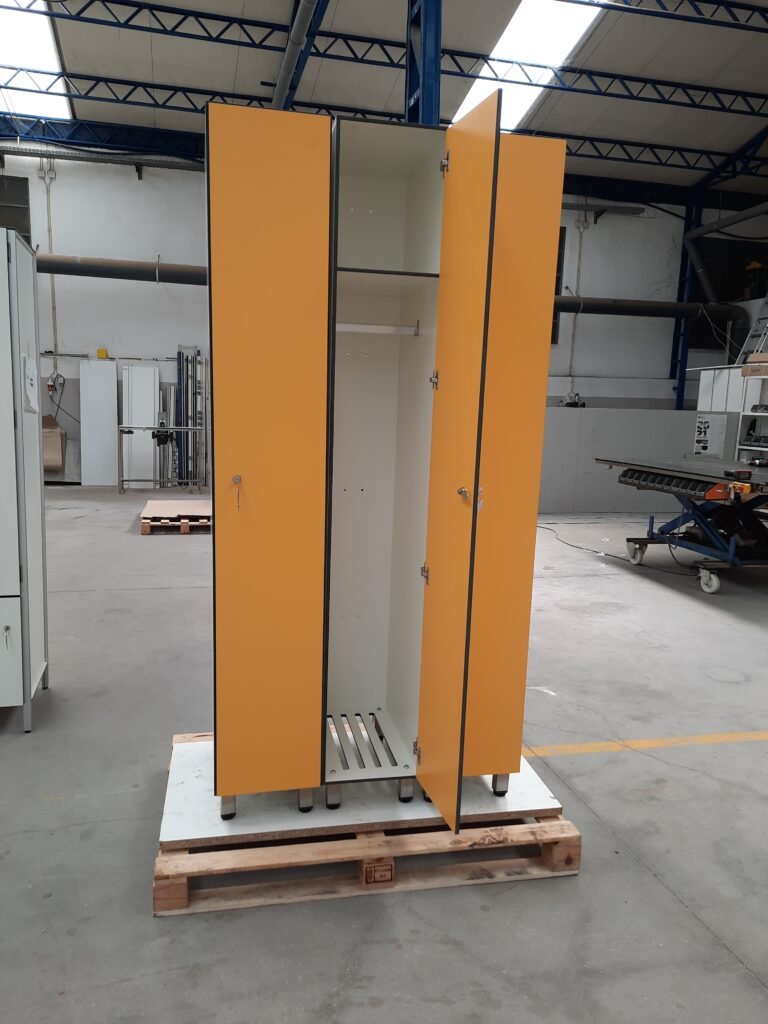 Casier vestiaire stratifié 2 colonnes 1 porte ouvert montrant étagère, tringle et base ventilée, atelier Le Mobilier Stratifié