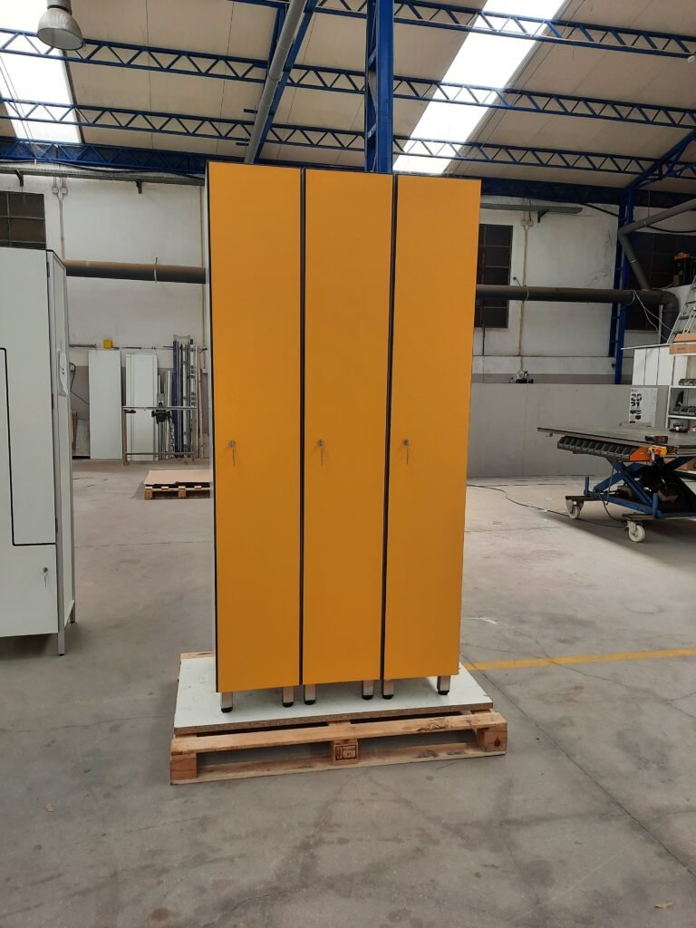 Casier vestiaire stratifié 3 colonnes 1 porte par colonne finition orange, atelier de fabrication Le Mobilier Stratifié