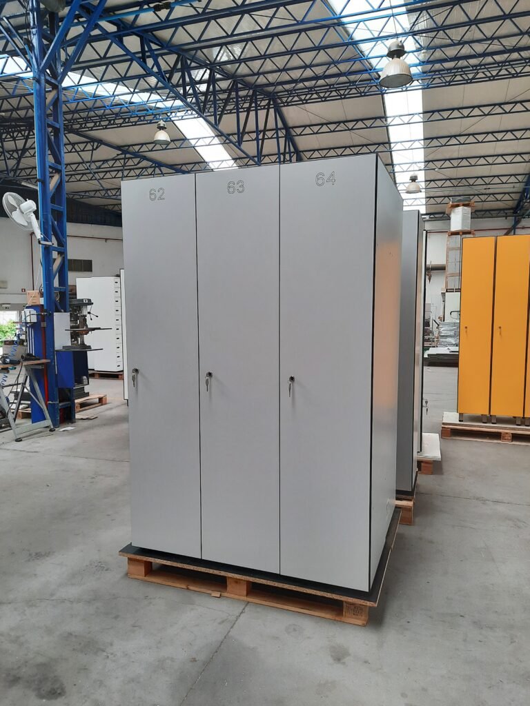 Casier vestiaire stratifié 3 colonnes 1 porte par colonne numéroté 62 à 64, finition grise, atelier LMS