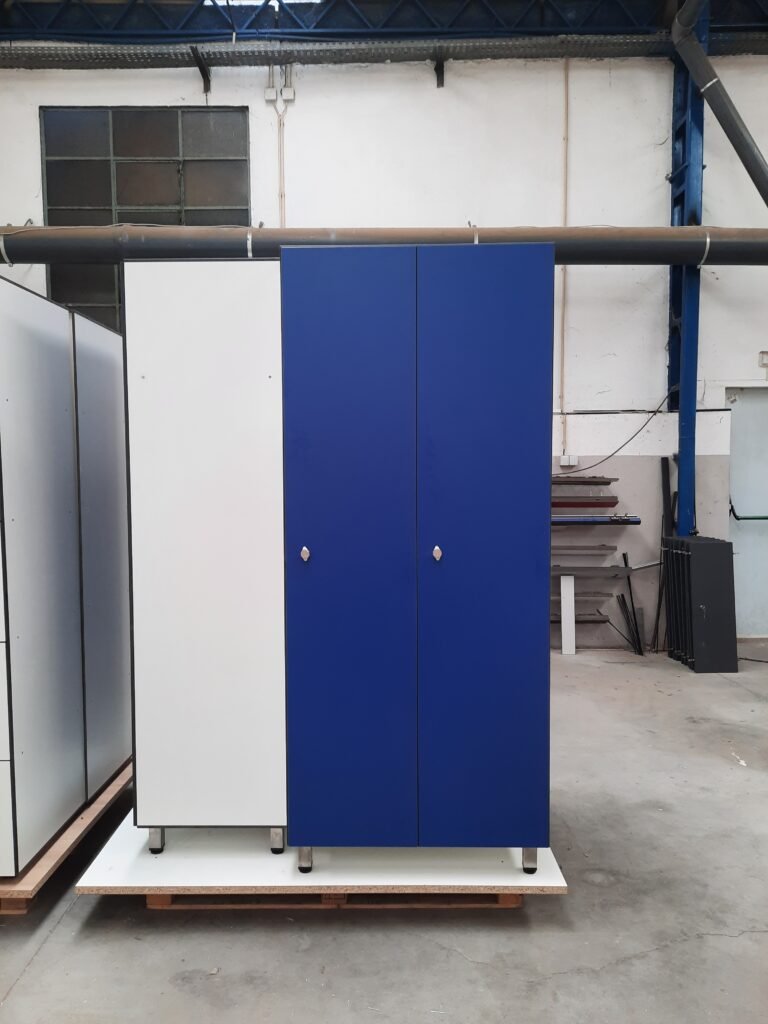 Casier vestiaire stratifié 2 colonnes 1 porte par colonne finition bleue, atelier de fabrication Le Mobilier Stratifié