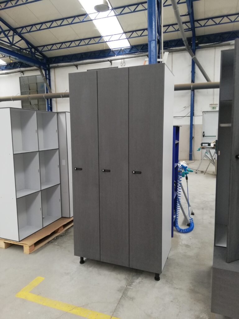 Casier vestiaire stratifié 3 colonnes 1 porte par colonne finition anthracite avec serrures à code, atelier LMS