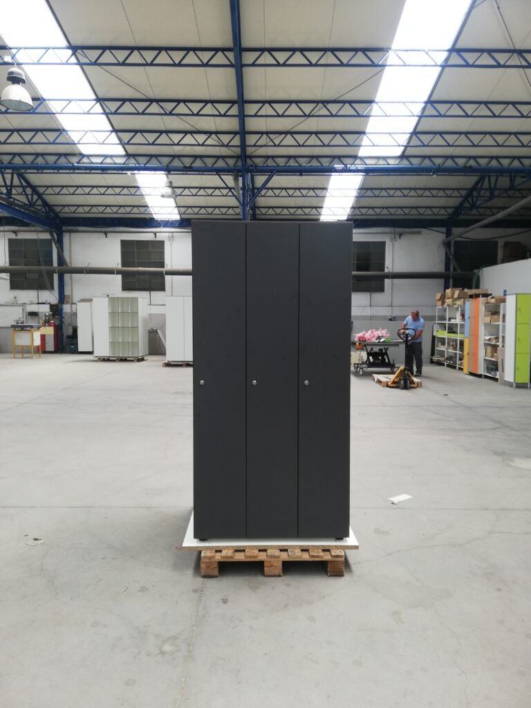 Casier vestiaire stratifié 3 colonnes 1 porte par colonne finition anthracite uni, atelier de fabrication Le Mobilier Stratifié
