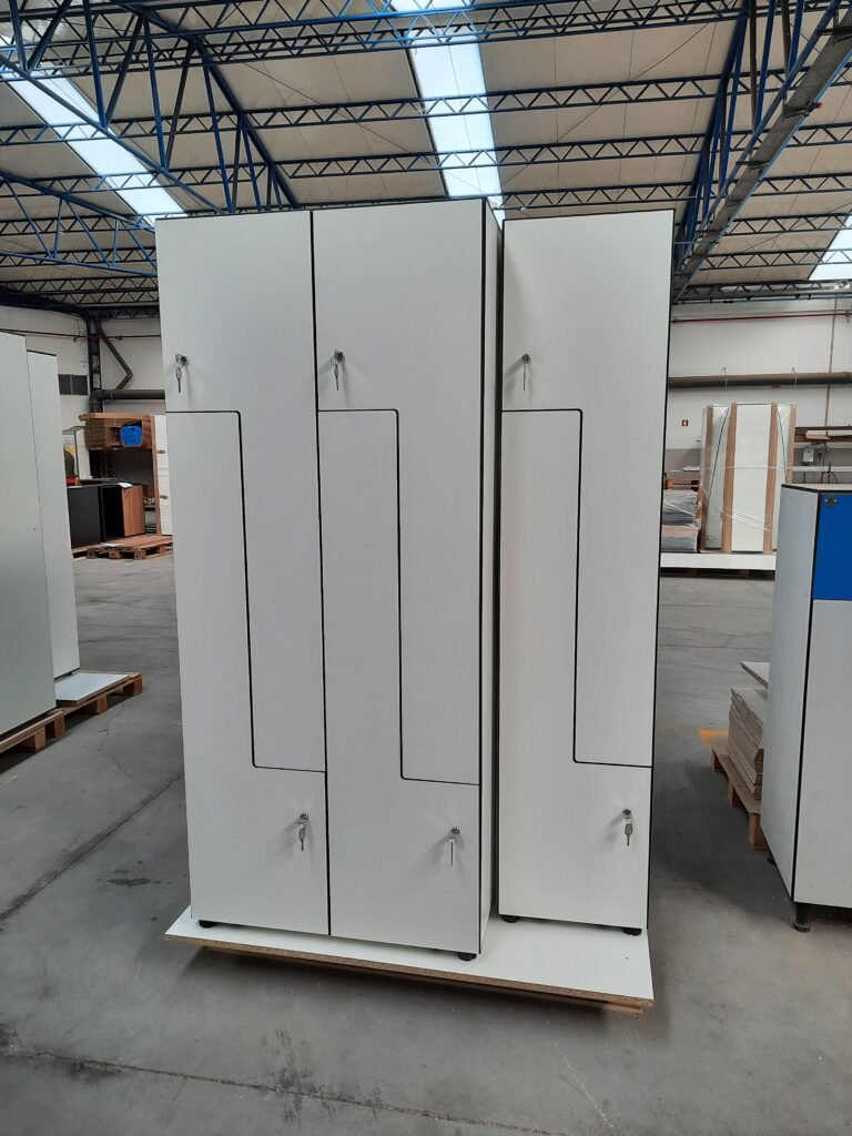 Casier vestiaire stratifié porte en L en configuration 3 colonnes, finition blanche, atelier de fabrication Le Mobilier Stratifié
