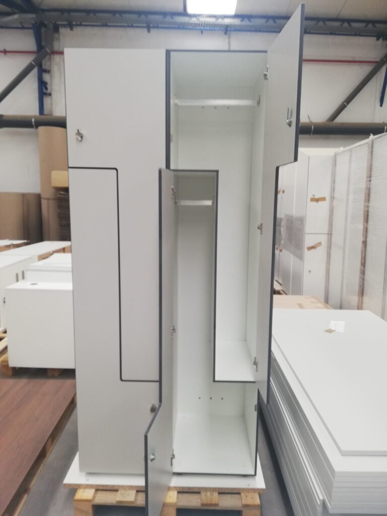 Casier vestiaire stratifié porte en L 2 colonnes portes ouvertes montrant tringle en zone penderie, atelier Le Mobilier Stratifié