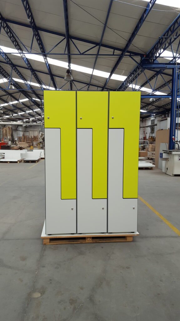 Casier vestiaire stratifié porte en L 3 colonnes finition jaune-vert et blanche, atelier de fabrication Le Mobilier Stratifié