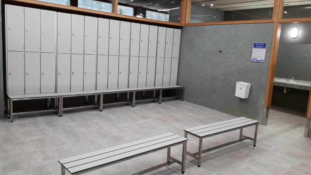 Casiers vestiaires stratifiés HPL 15 colonnes 2 portes par colonne sur banc inox, finition gris clair, vestiaire, atelier de fabrication Le Mobilier Stratifié